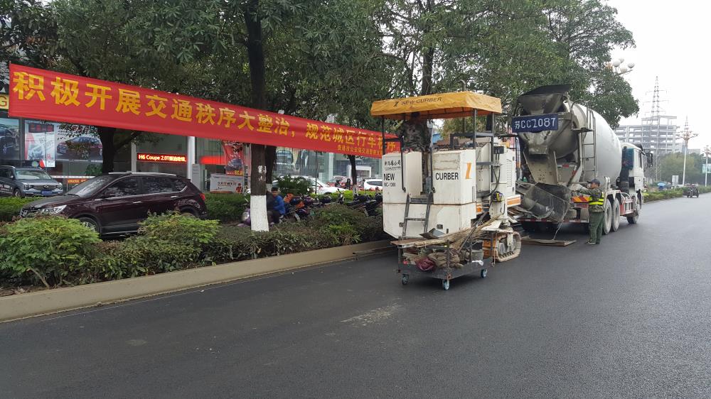 為什么說(shuō)路緣石滑模機(jī)是混凝土滑模攤鋪的好幫手呢？