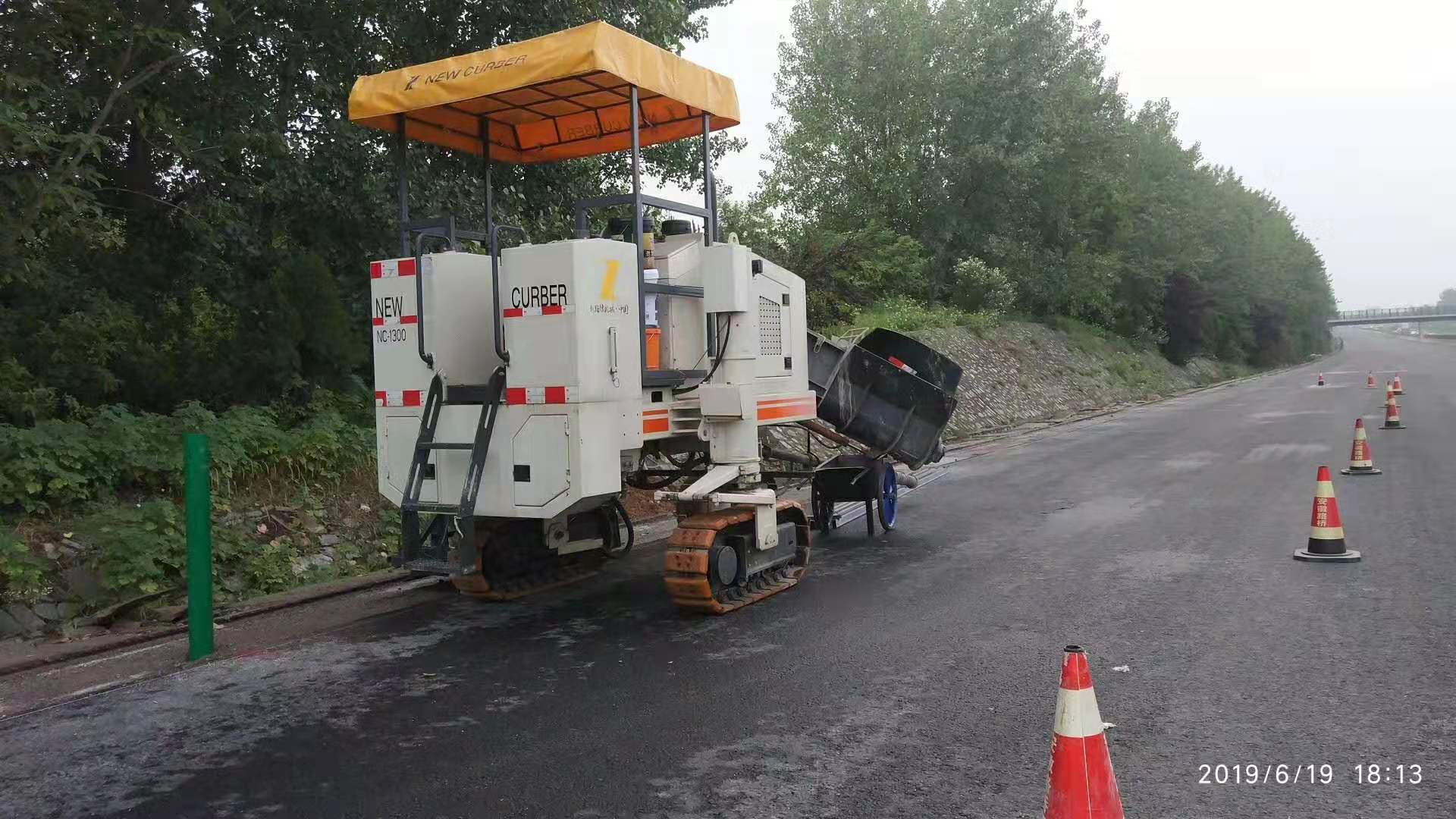 路緣石滑模機(jī)技術(shù)正在不斷創(chuàng)新，從而提高施工質(zhì)量及效率