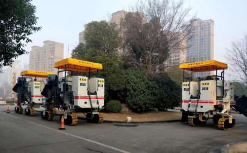 作為公路施工中的重要路面機(jī)械，混凝土路緣石滑模攤鋪機(jī)必須跟上時(shí)代步伐